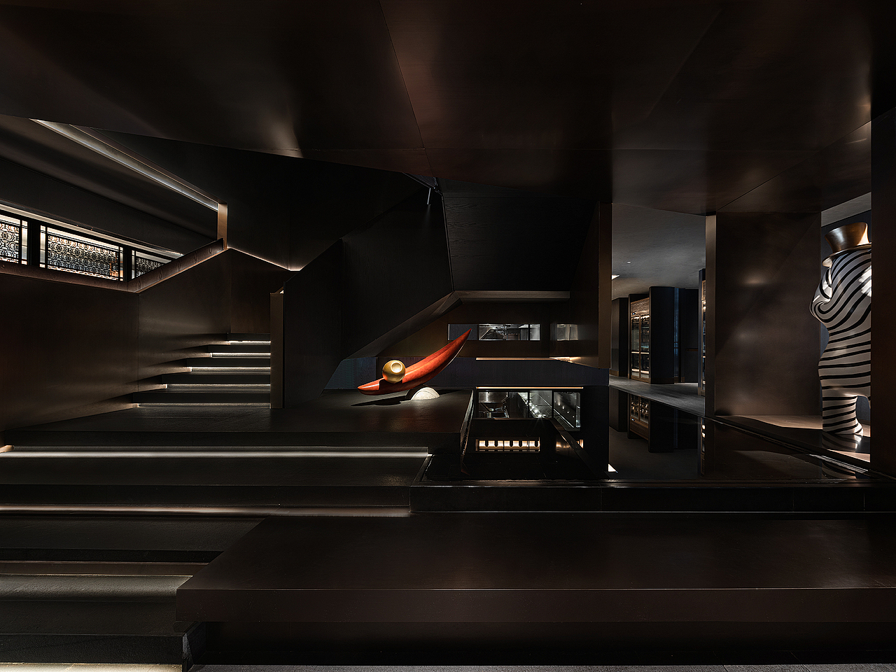 构建空间哲学，便是构建人与自然的关系。光在空间里传播、反射，让空间有了生机，因此在整体的灯光设计上，以复刻结构的路径，用光赋予空间活力。继而形成具有独特的造型、干净利落的线条以及多样的色彩，并配以多种材质进行混搭，以灯带的布局、色块明暗交替展现空间的秩序。
<br>较为深沉的页岩板吸收空间中餐厅漫反射的余光，以烛光的方式照亮用餐区域，在视觉上削弱了人们对于下层空间的关注，使目光聚焦在菜品本身，让空间拥有一种无限延伸的视觉效果。