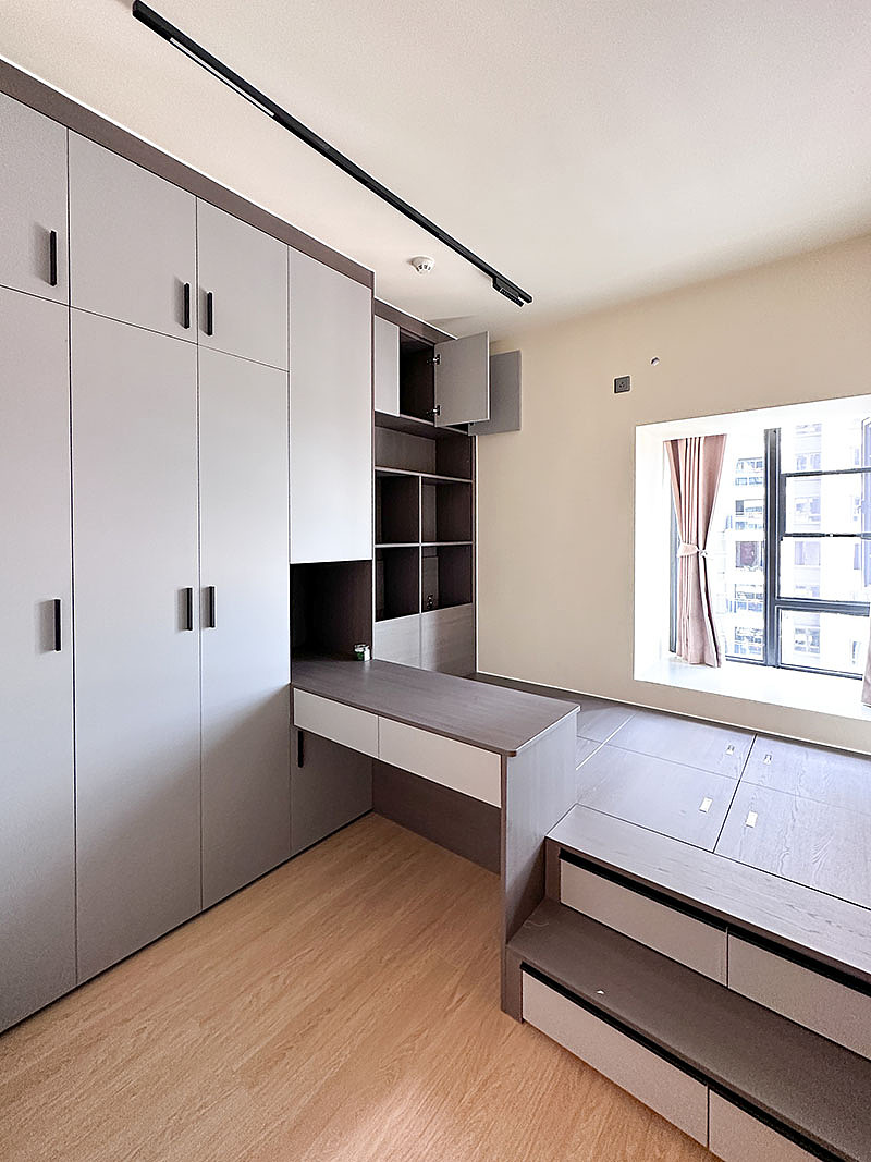 次卧木质衣柜和榻榻米二合一设计,空间合理分配
<br>衣柜是衣服、棉被收纳的天花板<br><br>榻榻米是收纳与睡眠的多功能的天花板<br><br>两者配合的天衣无缝