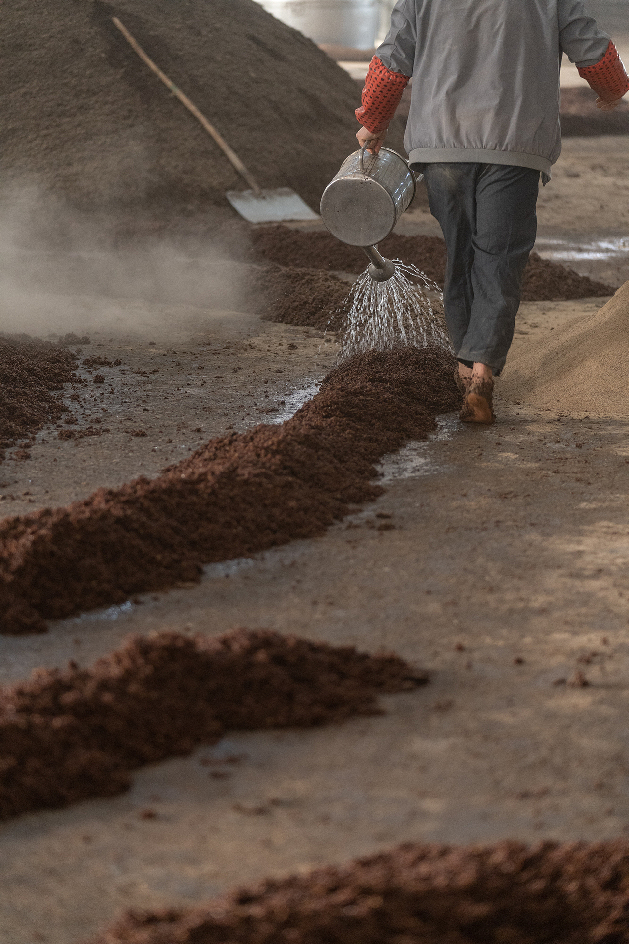 茅台镇酱香酒酒厂酿造过程