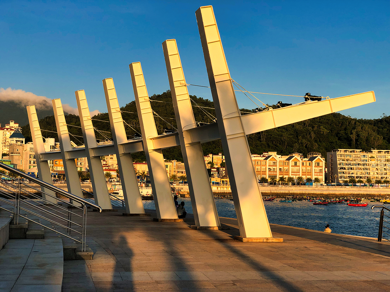 夕阳下的深圳南澳月亮湾