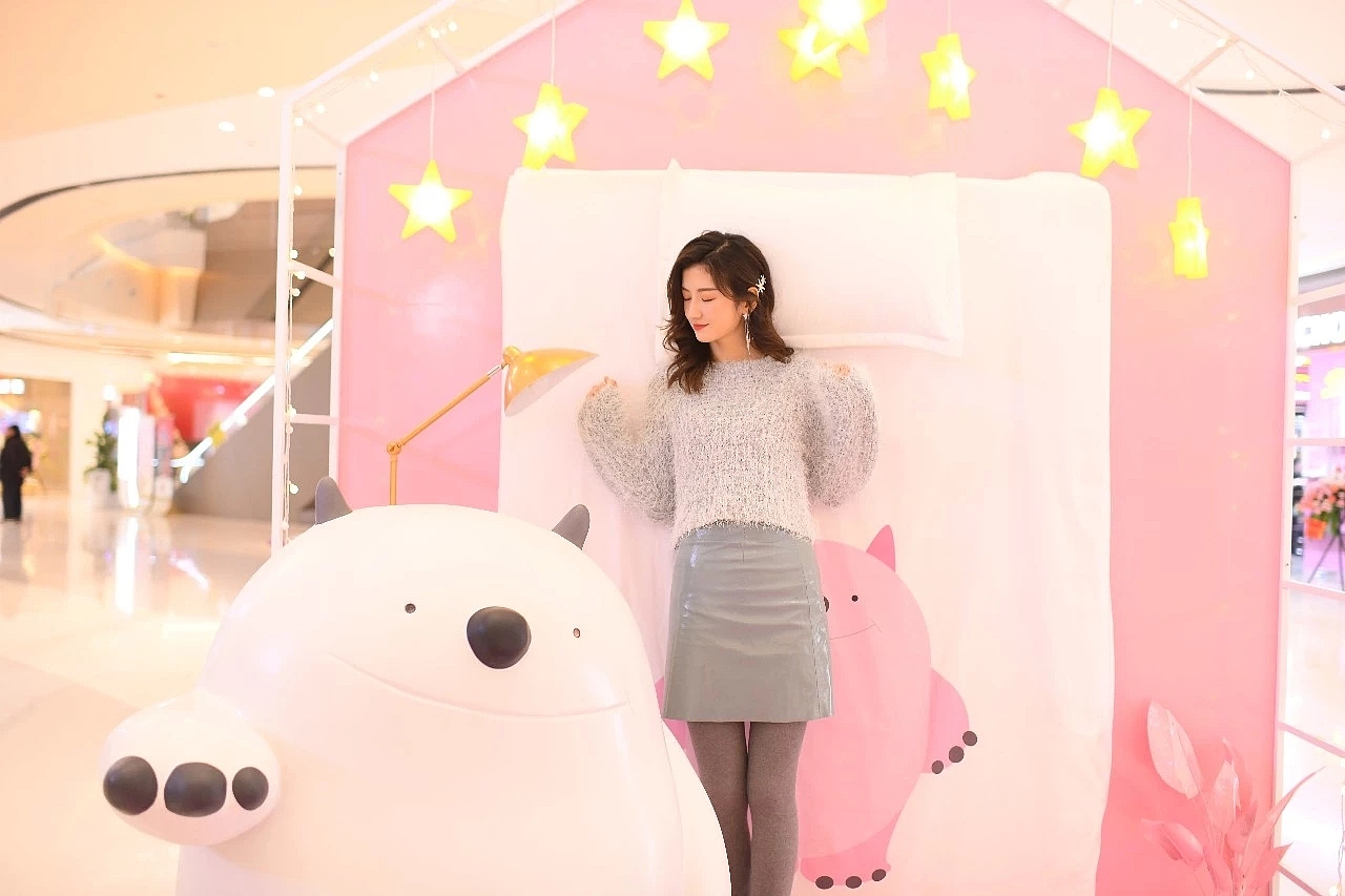 梦 想 屋
<br>继续推进了解“造星兽”们,我们发现小怪兽生活一片软软的红鼻子云上面,那它的房间会有哪些好玩的呢?是满天星空还是稀奇古怪呢.<br><br>