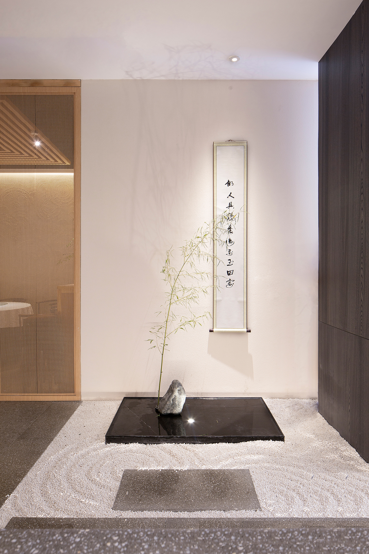 踱步至前厅
又见一方豁然明朗<br> <br>“故人具鸡黍<br> 邀我至田家”<br>字里行间尽是好客之道<br>满目眼前还有清山柔水<br> <br>纤细不失韧劲的雅竹<br>朴直还带谦和的挂轴<br>一股向上的力量跃然眼前<br>