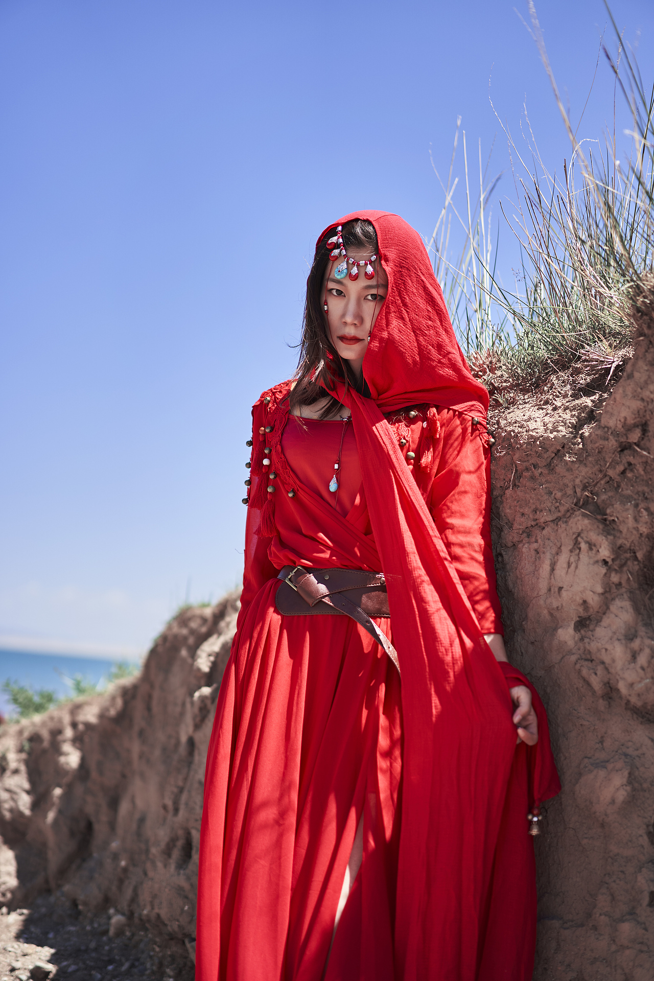 行走在沙漠中穿红衣的女子