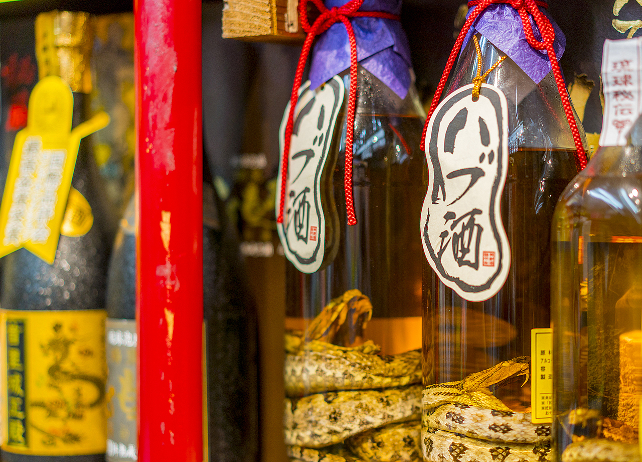 蛇酒~里面不会是塑料蛇吧,哈哈