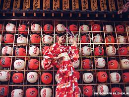 和服人像｜肩より裾へ単衣の缟の走るよし