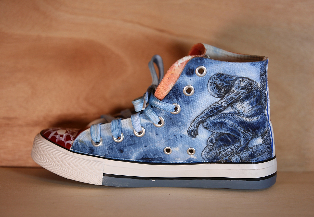 蜘蛛俠主題帆布鞋（圖ZMTQ0NzQ1NTQw） - 其他手工藝 - 站酷設(shè)計(jì)師陳逸清原創(chuàng)素材 - 站酷ZCOOL