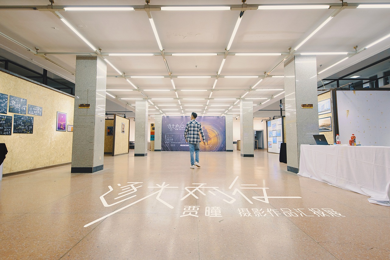 逐光而行～摄影展（图ZMjYxMjQ5Njk2） - 海报 - 站酷设计师裂开的石头原创素材 - 站酷ZCOOL