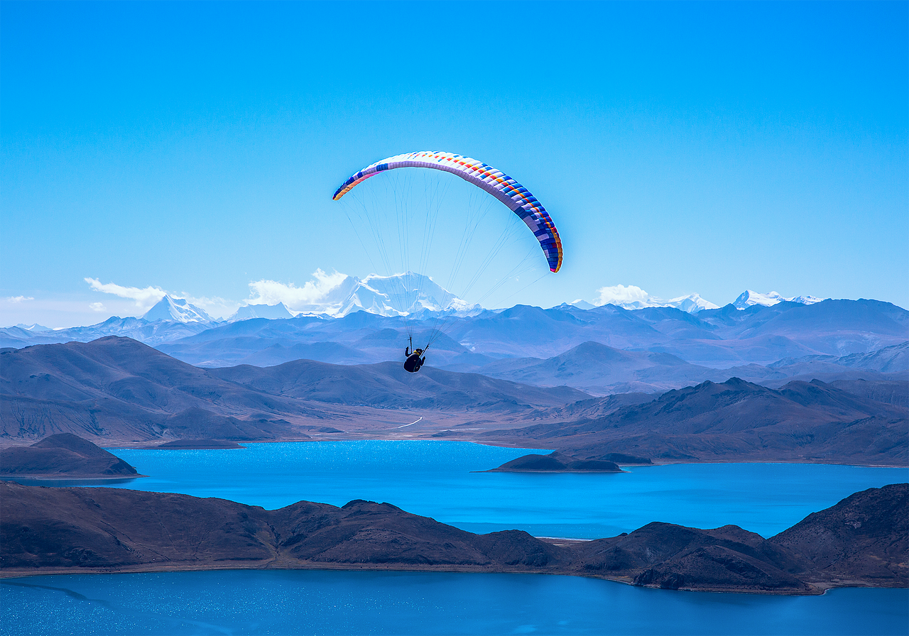 从峰顶起飞之西藏羊湖飞滑翔伞