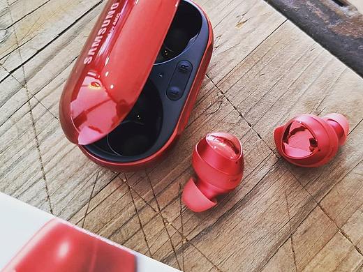 三星Galaxy Buds+ 耀目紅無線耳機(jī)發(fā)售（個(gè)人主頁-ZNDM5OTk4ODQ=） - 產(chǎn)品攝影 - 站酷設(shè)計(jì)師Laboratory原創(chuàng)素材 - 站酷ZCOOL