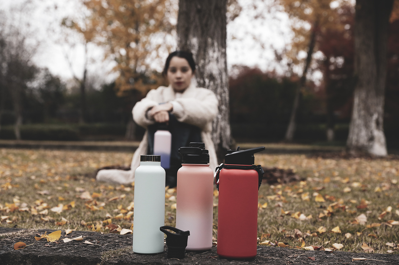 保温杯户外模特拍摄（图ZMjQwODMzNzUy） - 产品摄影 - 站酷设计师haidong66原创素材 - 站酷ZCOOL