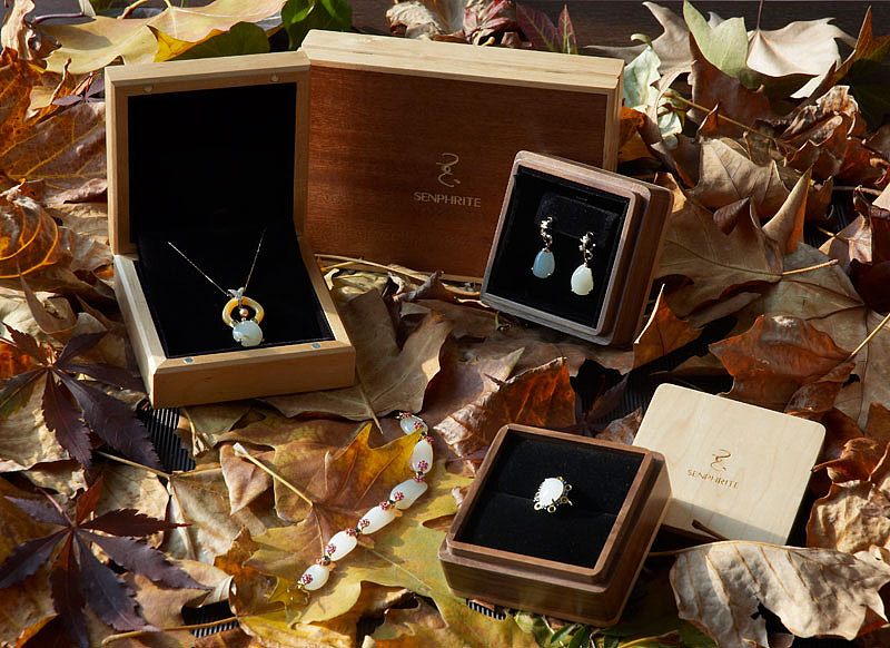 桦木,枫木,沙比利等原木制作,朴实自然的风格烘托了玉石的天然宝石特性。