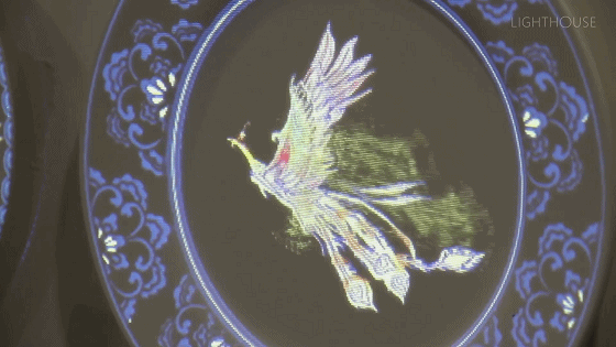 每个瓷盘的装饰或多或少都会有一层寓意,简单唯美神奇创新,哪怕历经数百年仍然承载了新意~