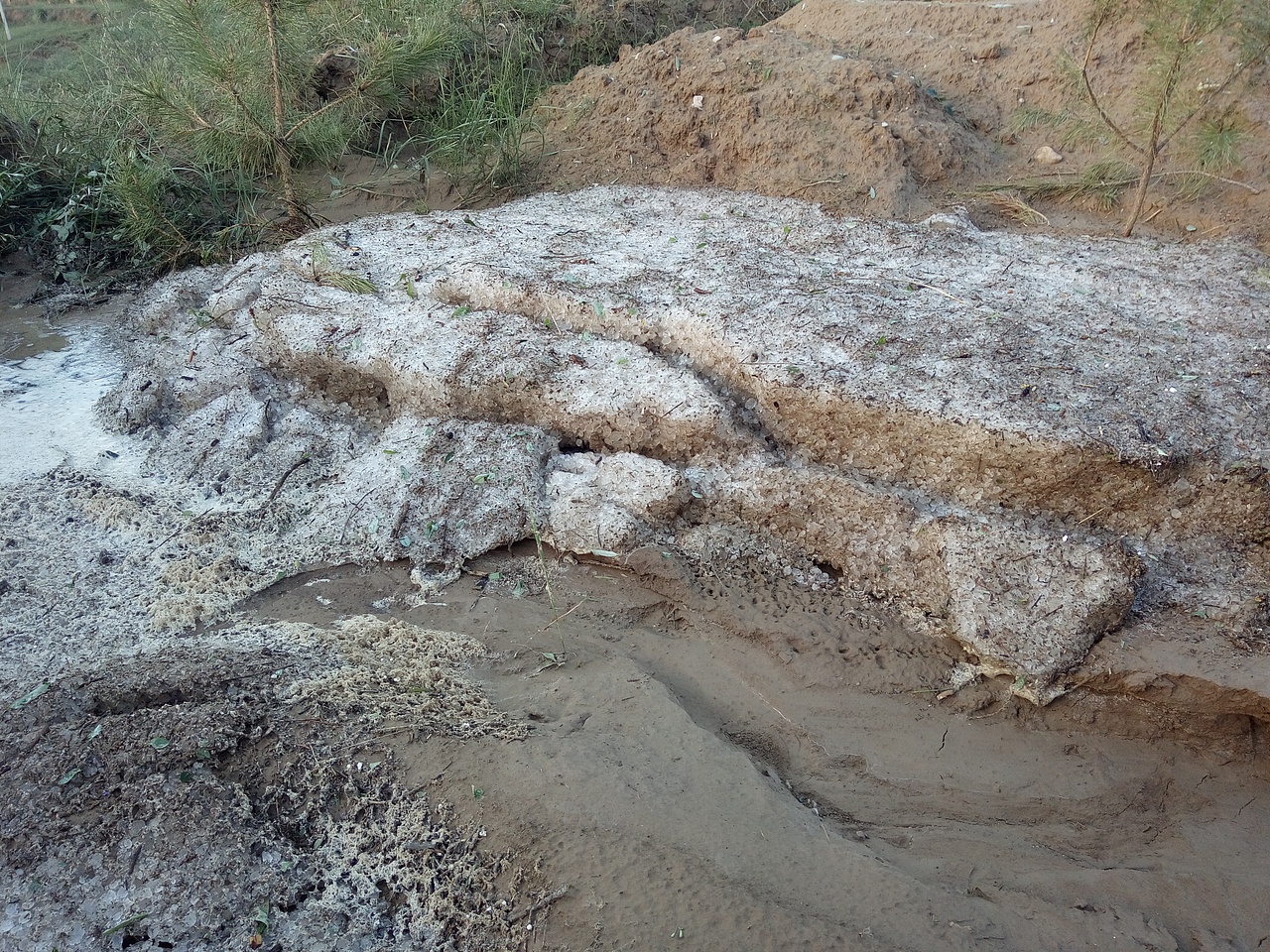 雨后的积水中的小超市!