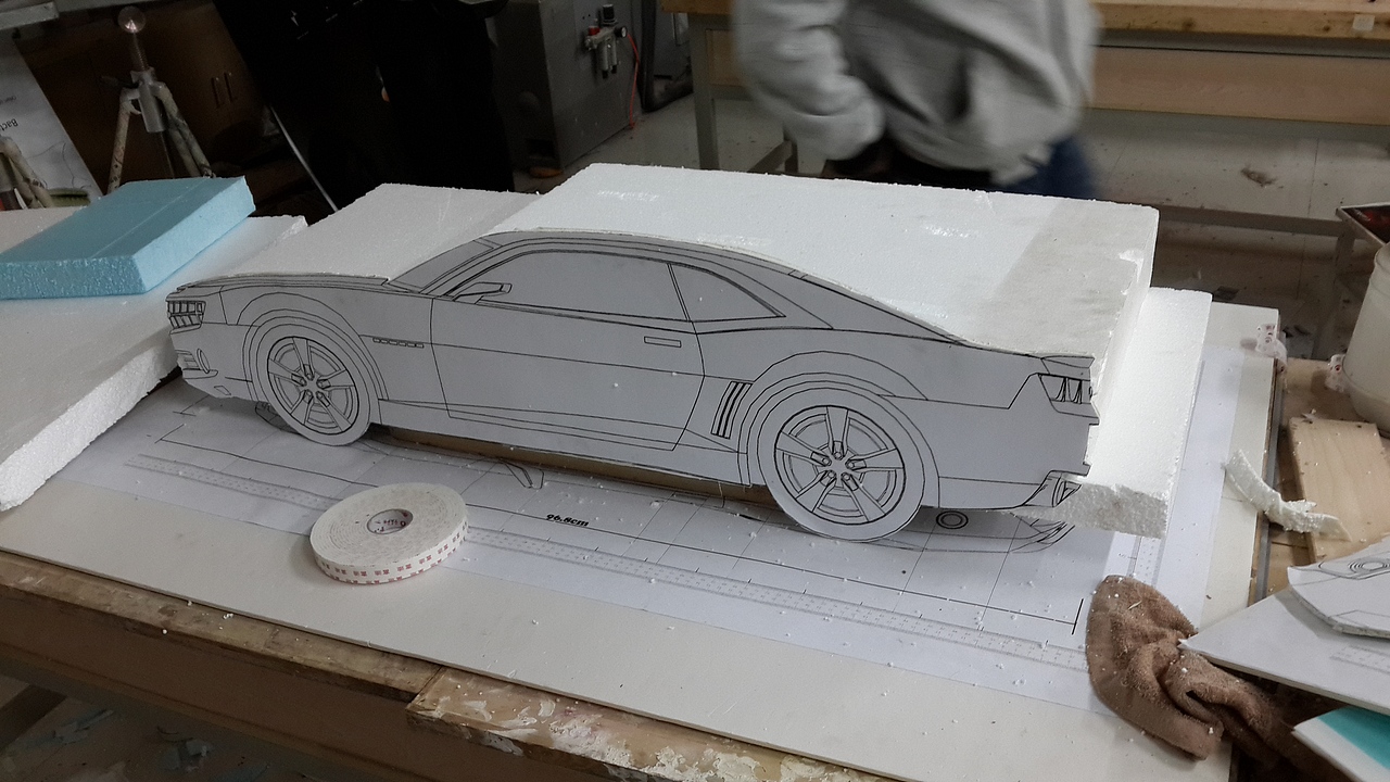 把贴在KT板上的左视图裁剪出来,贴在坐车,注意各个部位要对齐