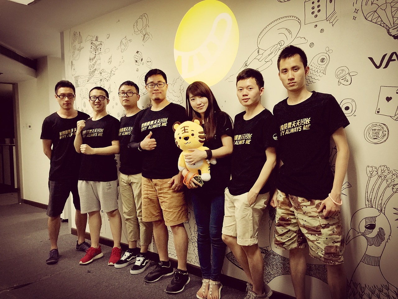 一面白墙 给自己一次逃离平庸世界的机会（图ZMzI1MTA5OTY=） - 新锐潮流插画 - 站酷设计师明江原创素材 - 站酷ZCOOL