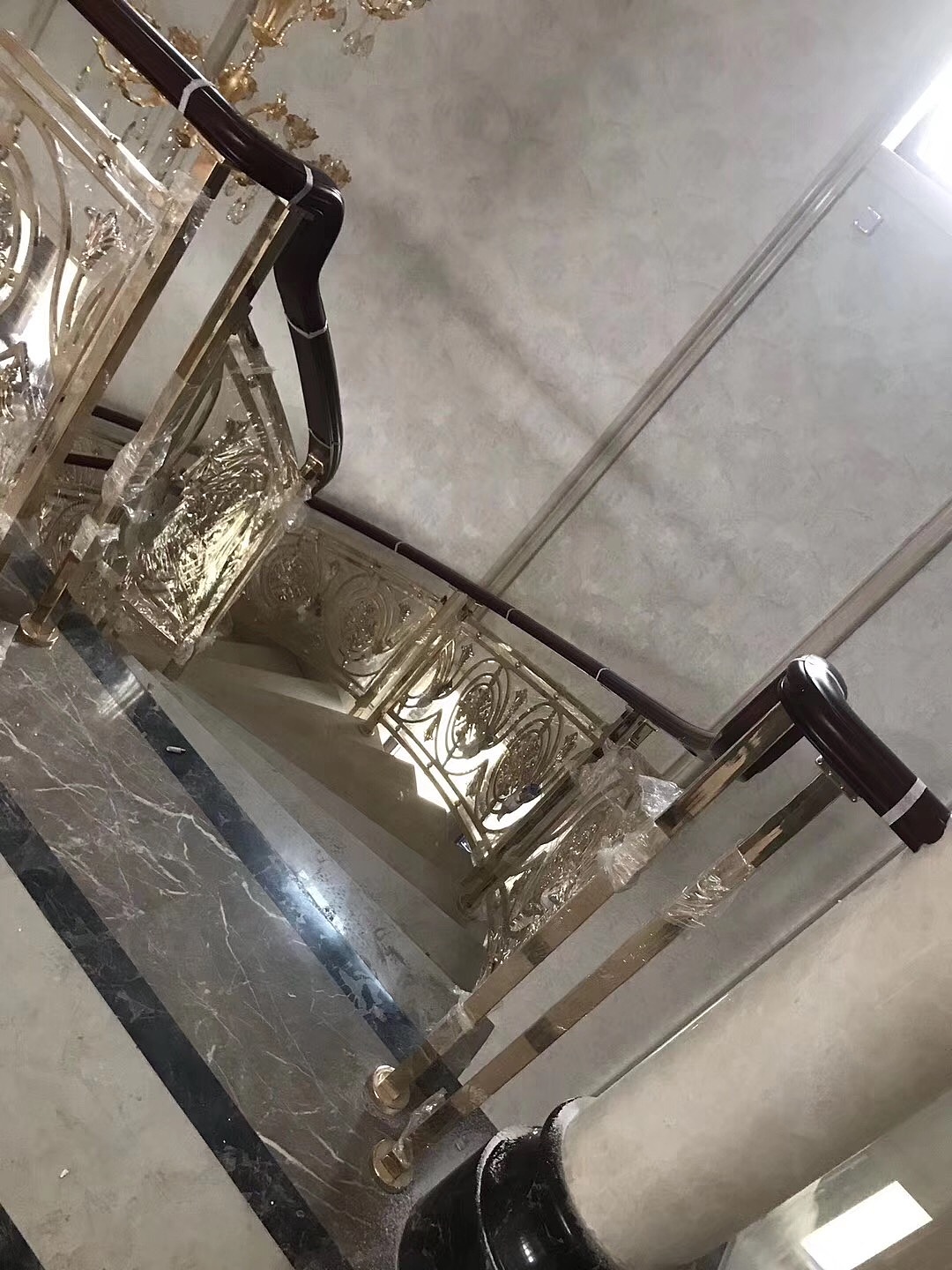 锢雅轻奢贵族金铝艺楼梯扶手护栏定制