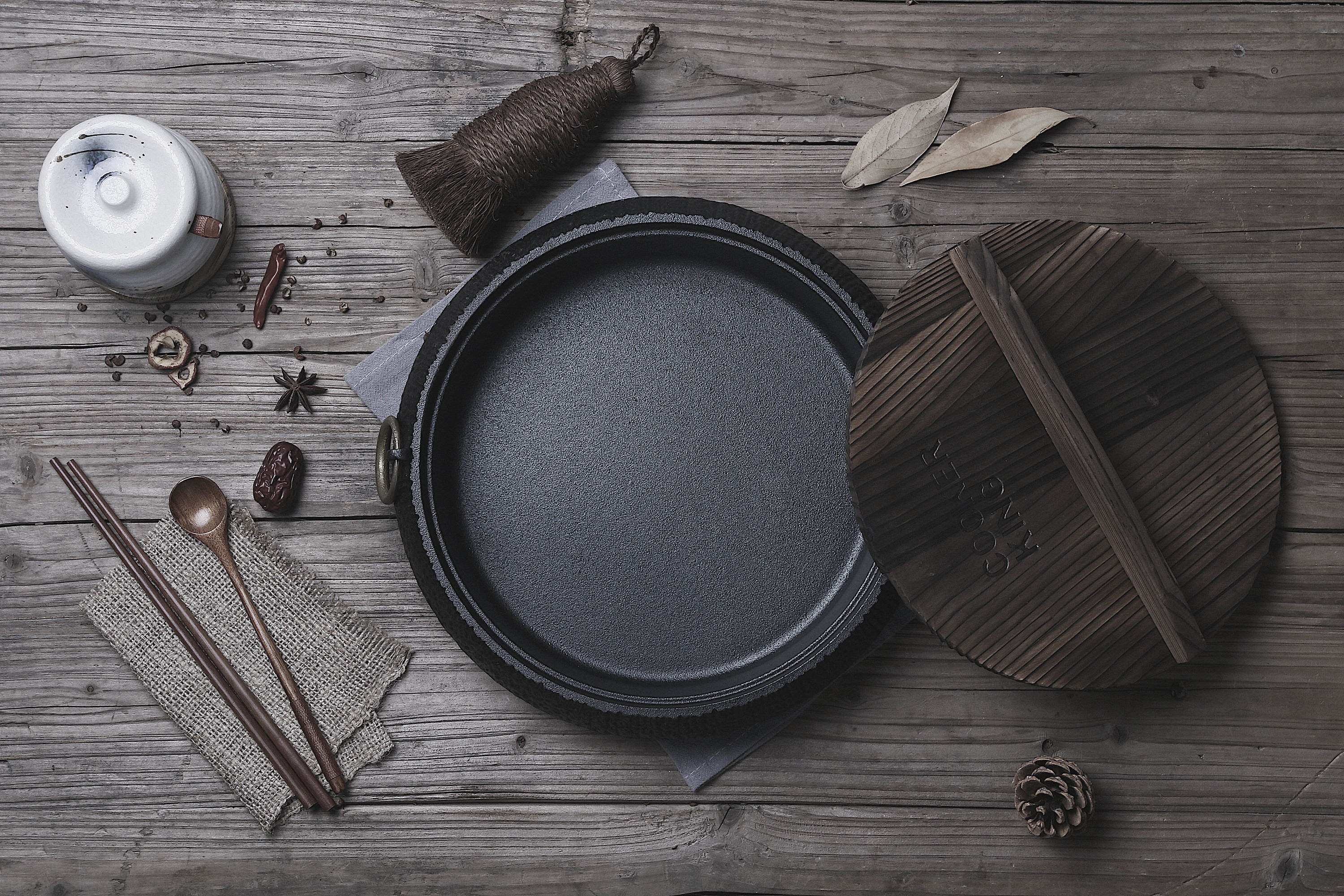 炊大皇厚铸铁锅场景摄影