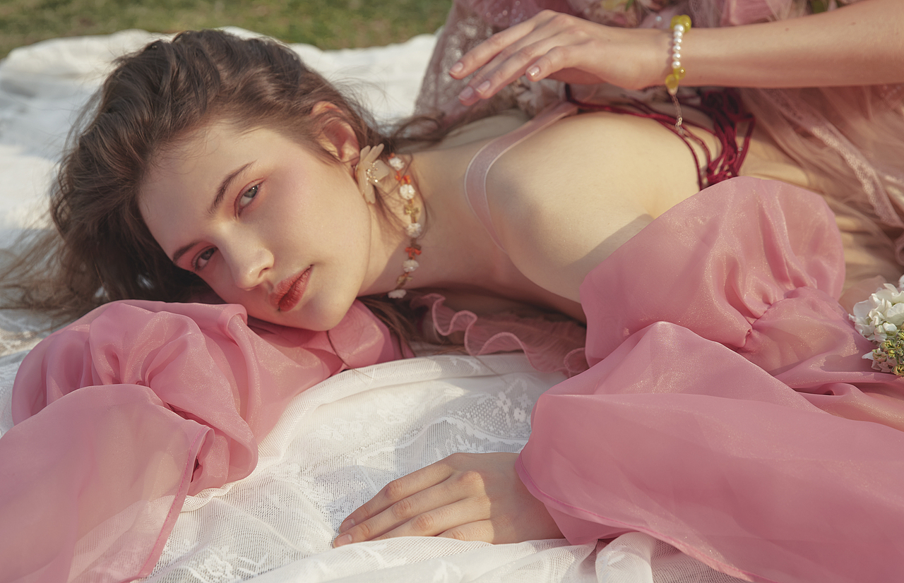 唱给春天的诗（图ZMjUzNDg0MDQw） - 人像摄影 - 站酷设计师摄影师Moretta原创素材 - 站酷ZCOOL