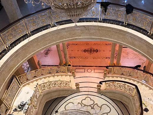 豪装实心铝雕花护栏 室内旋转楼梯铝艺K金色楼梯护栏