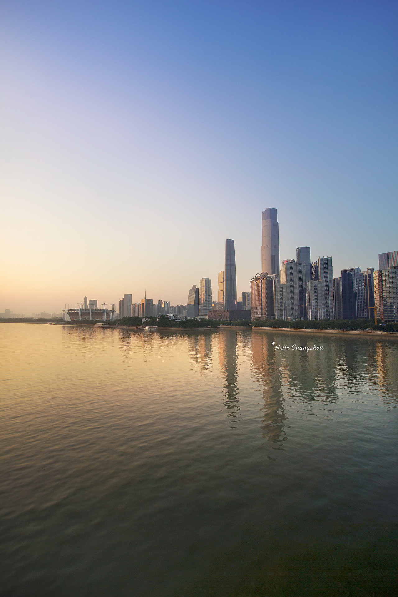 黄昏时的珠江新城 / 江边风景
