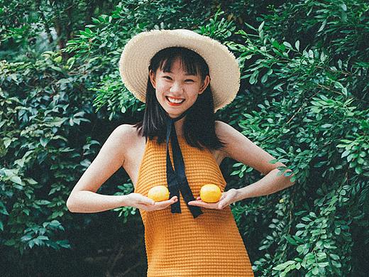 一位充满活力的美少女