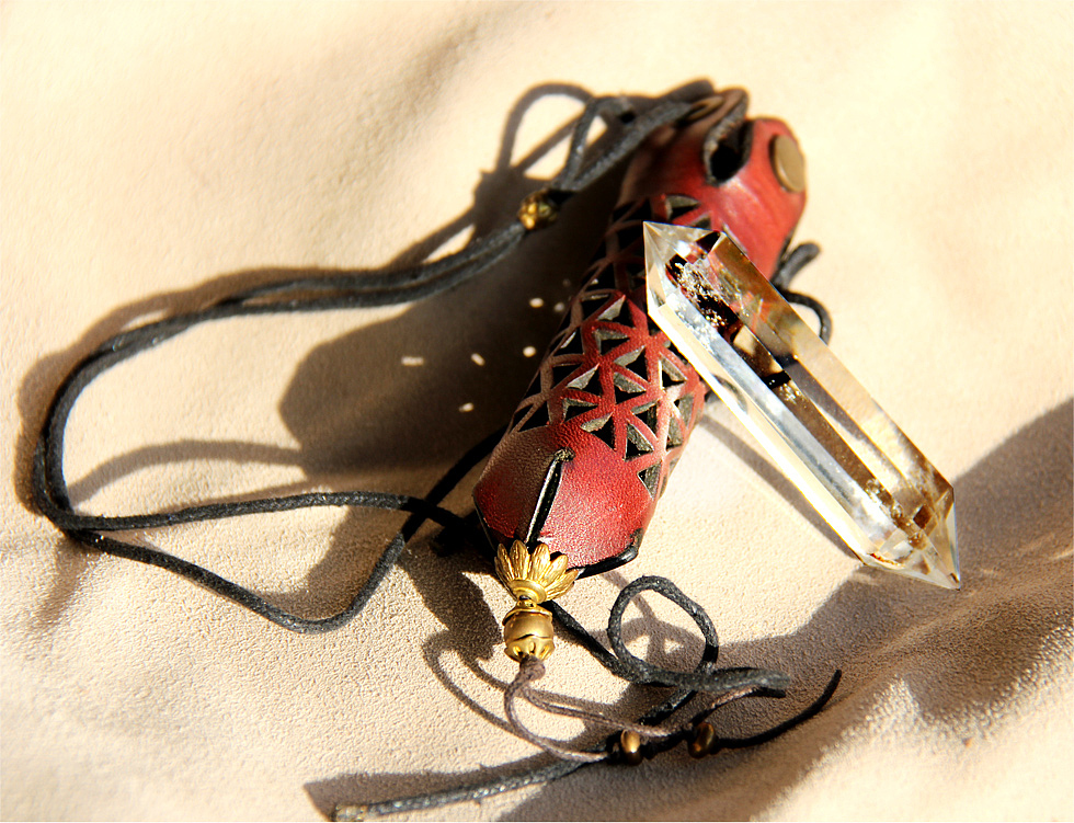 确定方案,最终成型:
梅尔卡巴挂饰整体是以头层皮来制作,内部是用纯天然的白水晶柱为主体,而细节上用黄铜配件和精致的纯天然麻线,所以材料上尽量避免化工原料,注重健康的理念,让佩戴者从内心上得到安心。