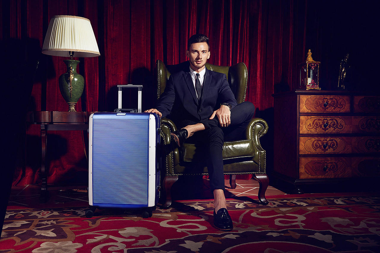 拉杆箱模特旅行箱产品拍摄/画册吊牌设计/影拓文化木头