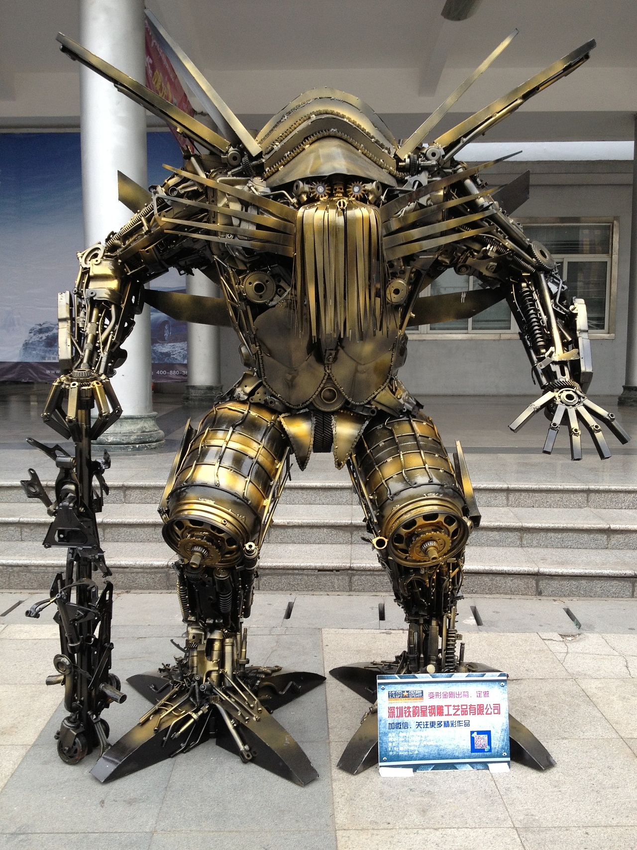 铁韵星钢雕变形金刚群助阵2013中国国际汽车文化展