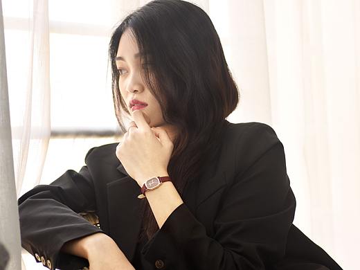 拍的是手表，模特很显气质