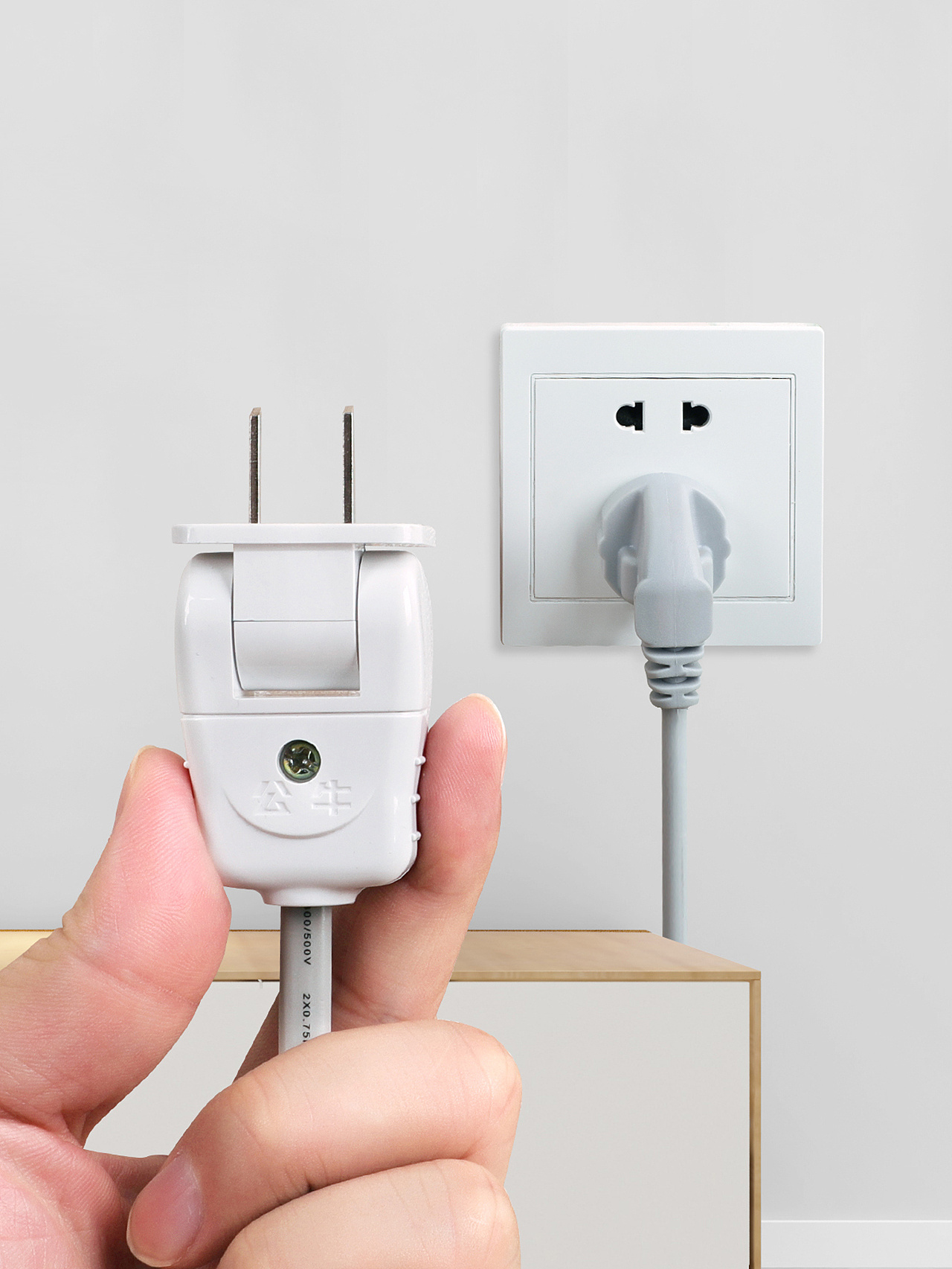 公牛插座插头 静物 白底图场景图摄影