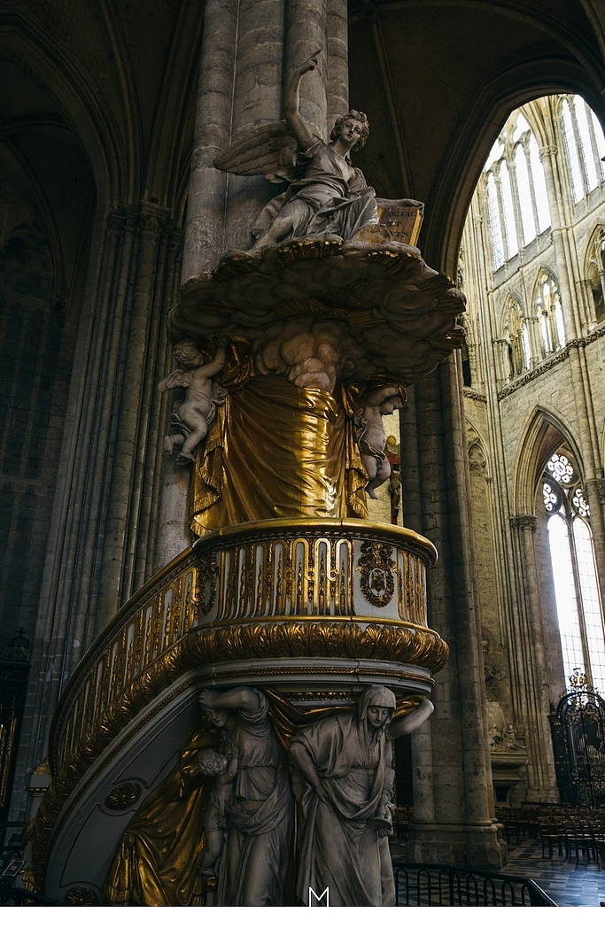 教堂的布道台也颇为精美,不过目测应该是后来的作品了