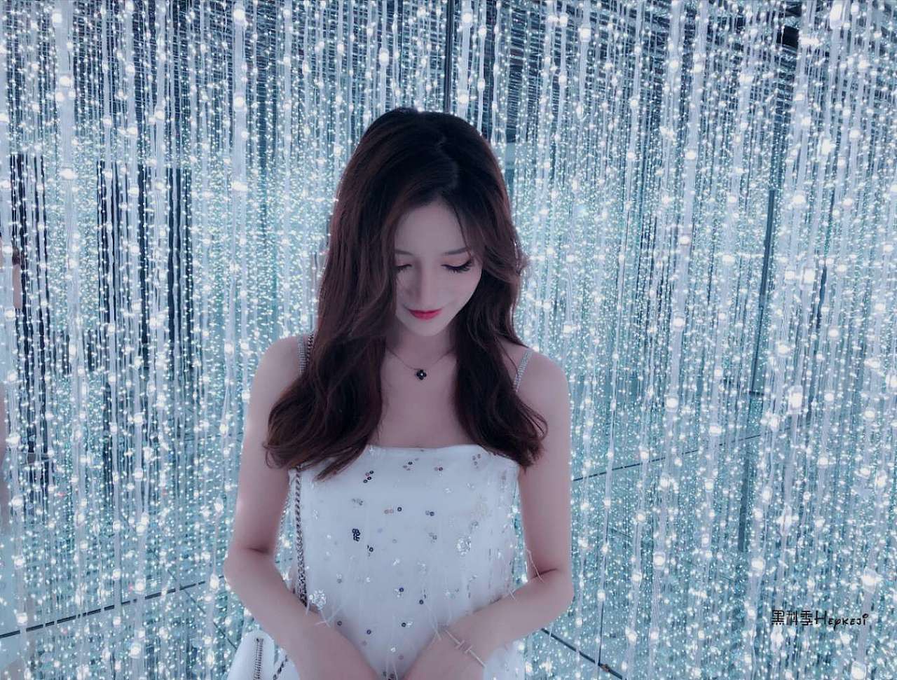 镜花宫、钻石隧道等最美圣诞活动道具