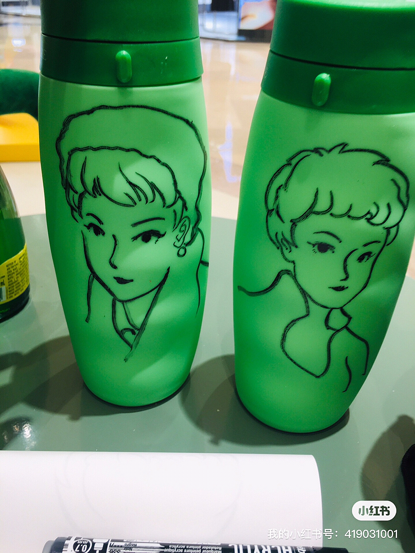 在武汉广场宝姿PURE为顾客画头像杯子（图ZMzMzOTkxNjI0） - 商业插画 - 站酷设计师曾biubiu原创素材 - 站酷ZCOOL