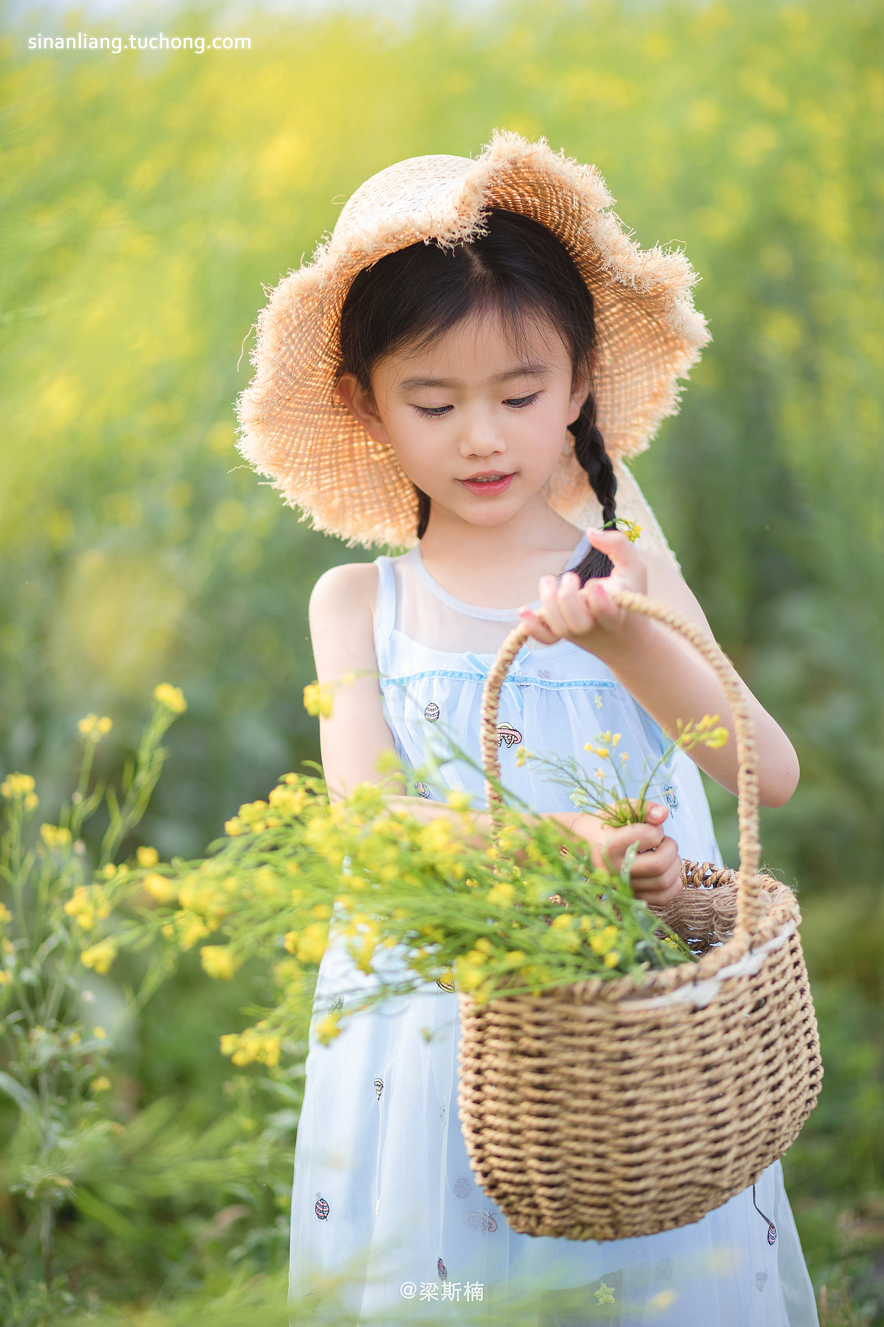 在小女孩自家的菜地给她拍一组照片。我的人像摄影班开