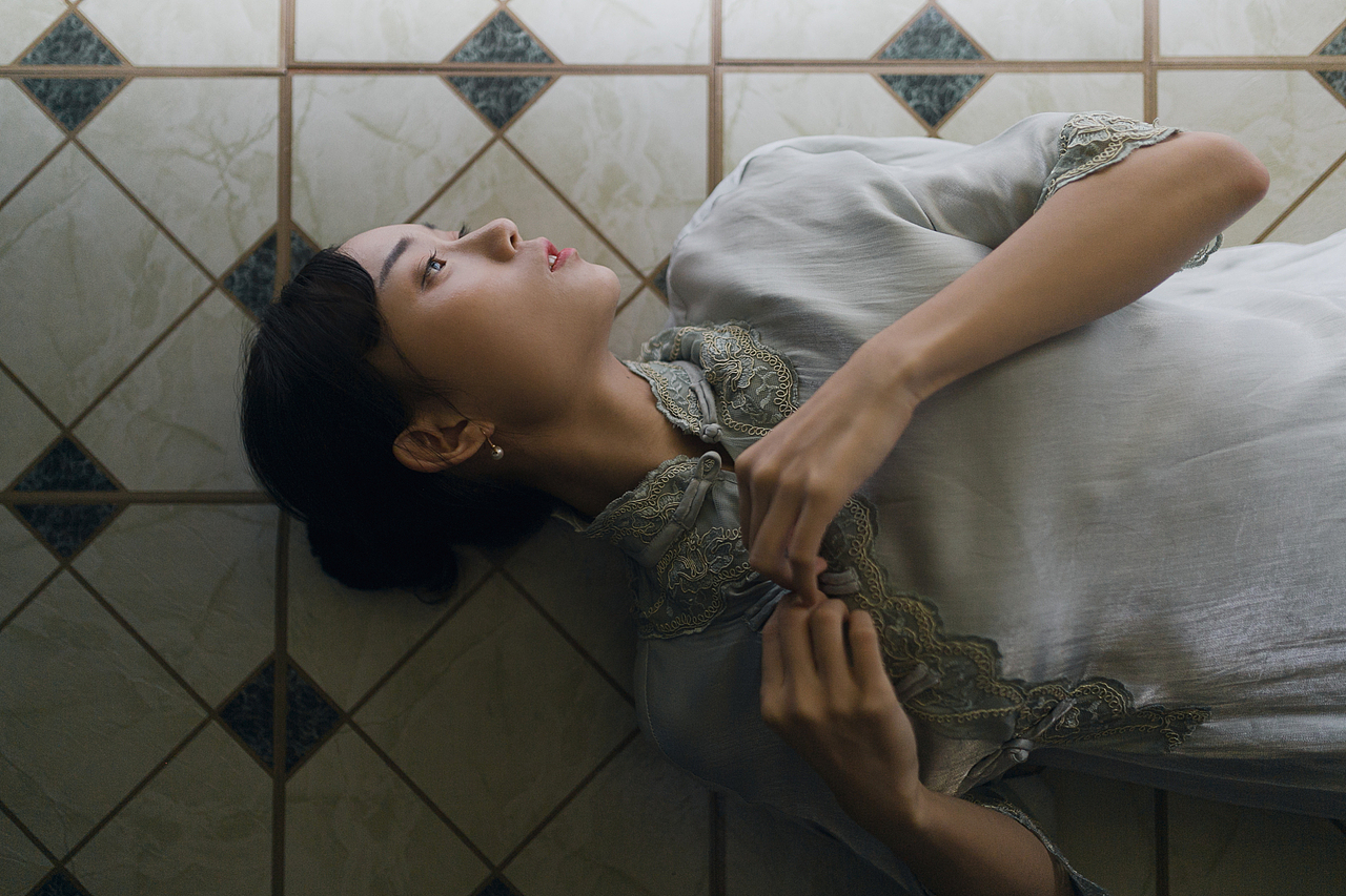 戴珍珠耳环的少女