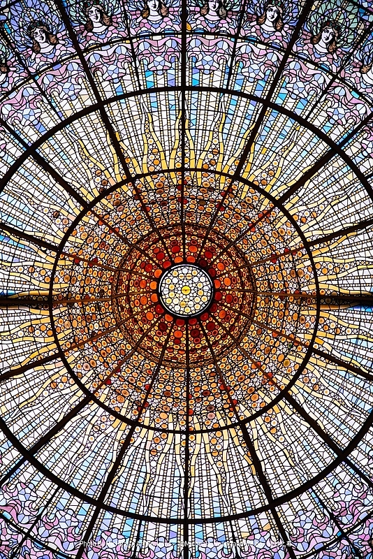 我最爱的这座彩色玻璃天井，由安东尼-里加尔特（Antoni Rigalt）设计建造，中心是一个倒置的穹顶样式，而四周逐渐变成蓝色，象征着太阳与蓝天。巨作，对，这座建筑就是巨作，无愧于世界文化遗产名录这个题头。
