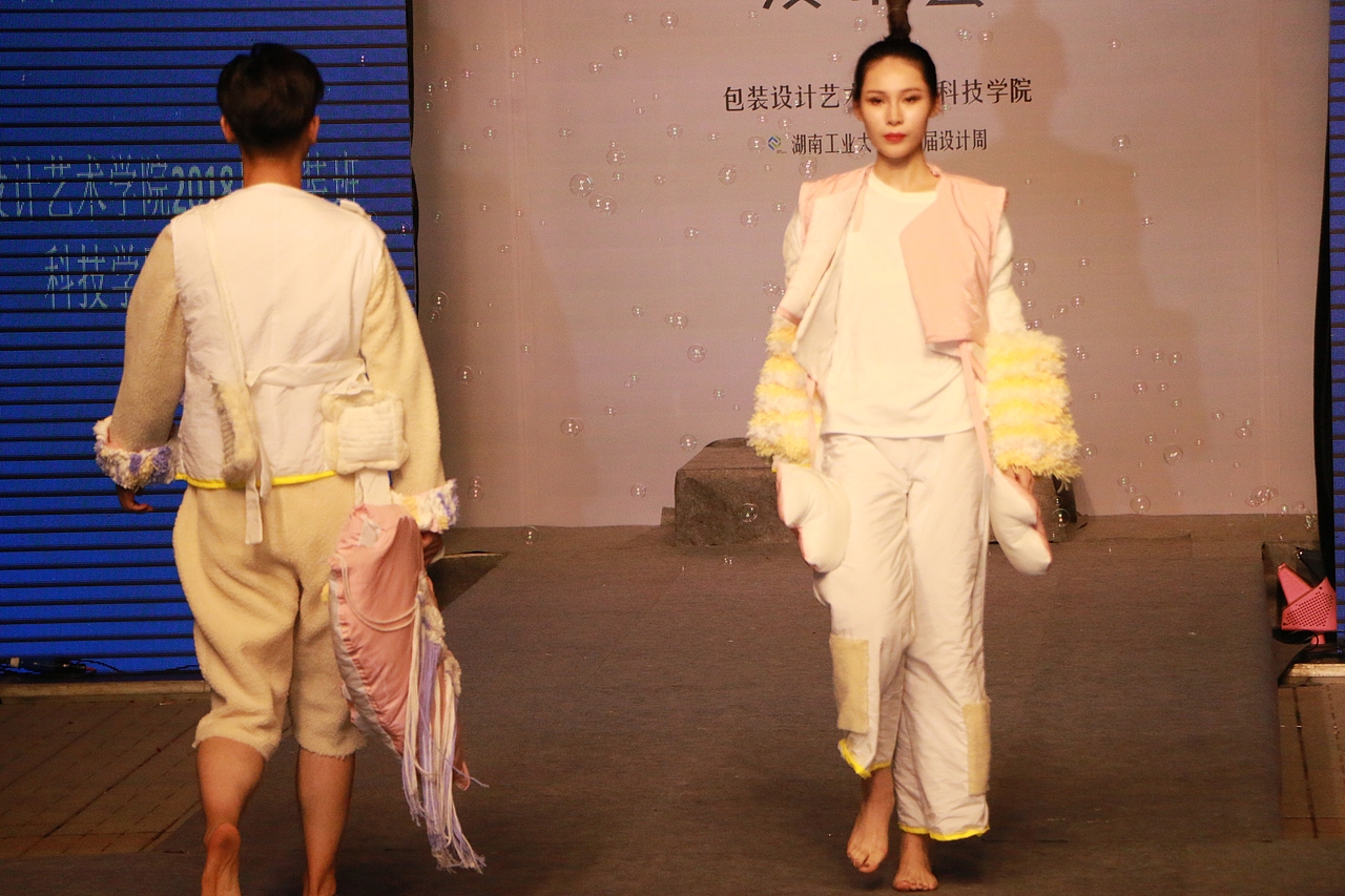 #2018毕业展#湖南工业大学2018届毕业服装作品发布会（图ZMTE4MzA5MzIw） - 人文/纪实摄影 - 站酷设计师梁小样原创素材 - 站酷ZCOOL