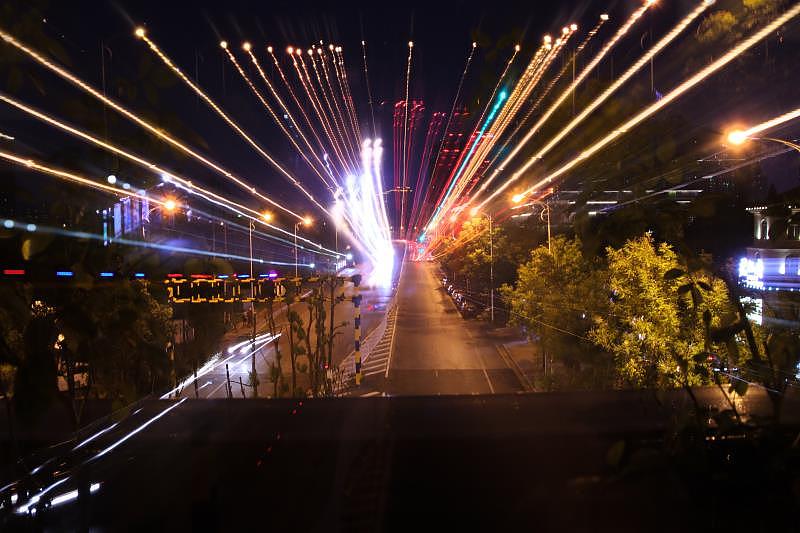 昏暗灯光下的流光