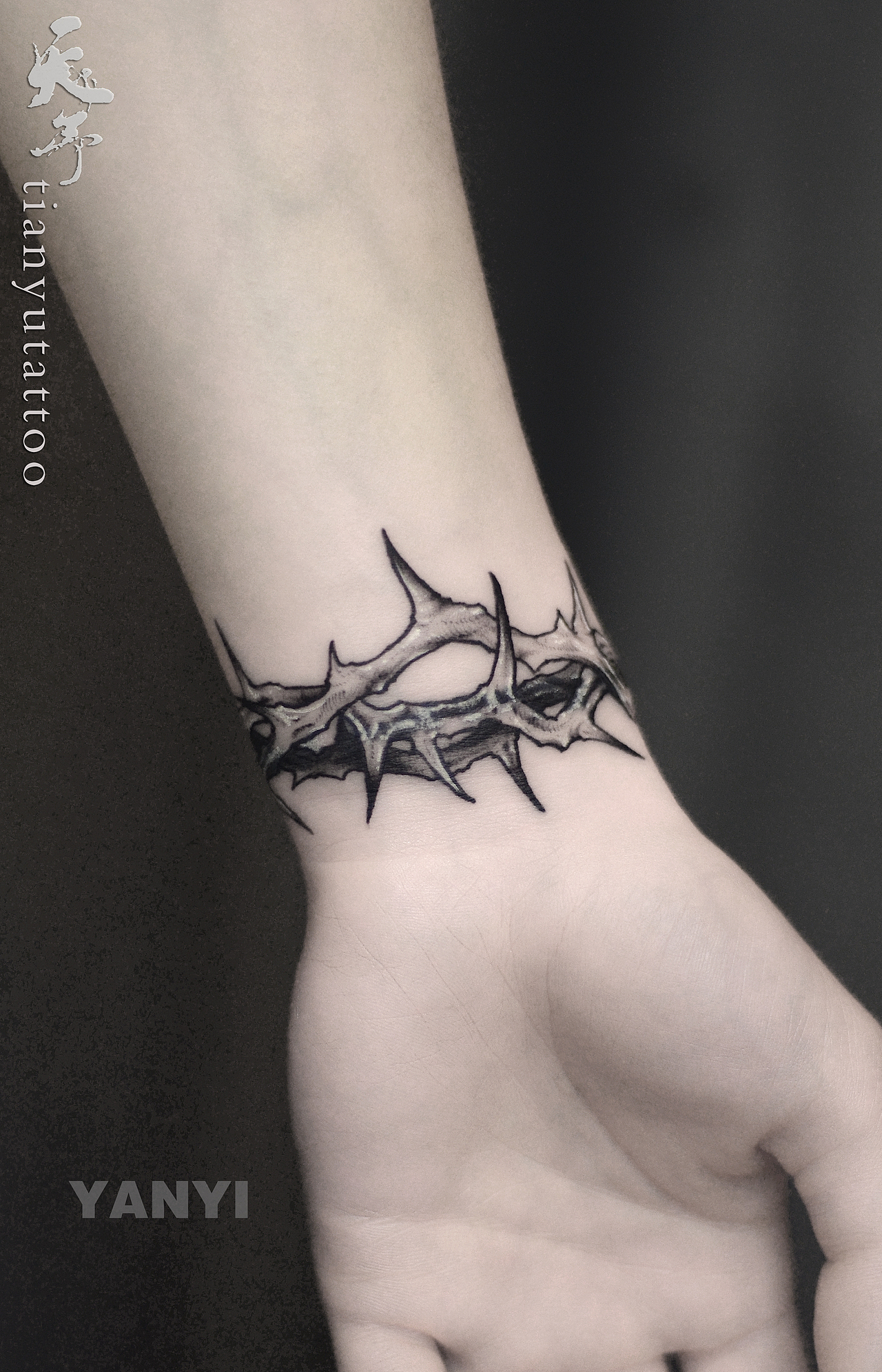 手腕荆棘遮盖天予刺青彦伊作品