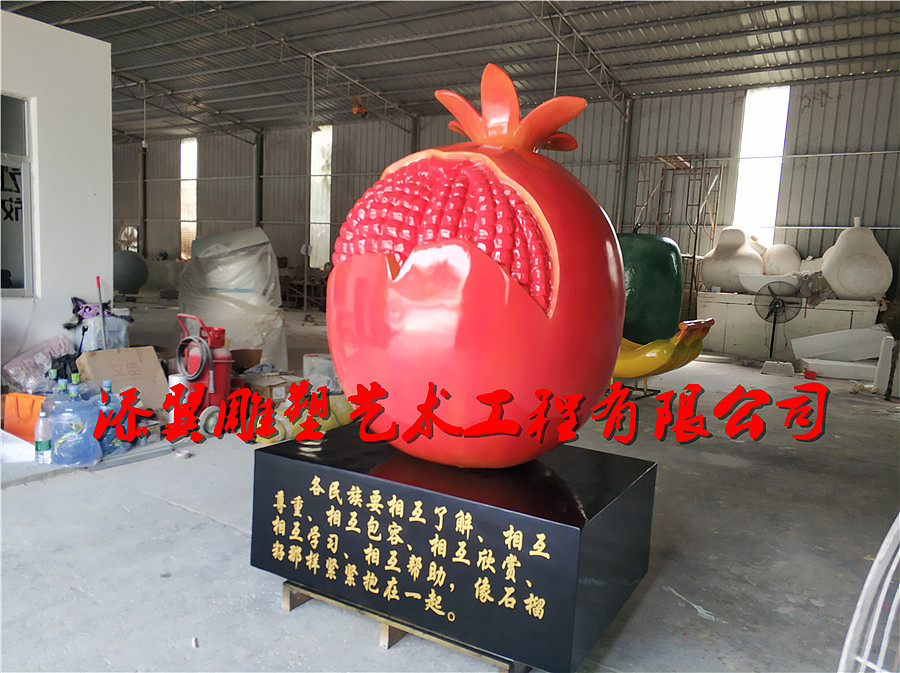 五十六朵金花顶着玻璃钢石榴雕塑象征民族团结标志摆件