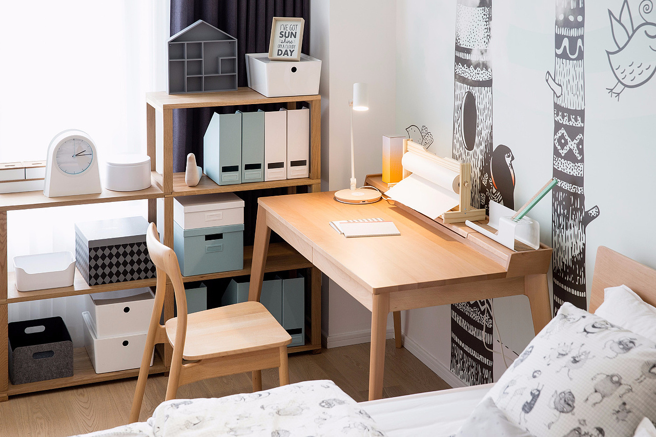 榉木书桌虽然造型简洁,但带有线盒收纳功能,非常美观实用.