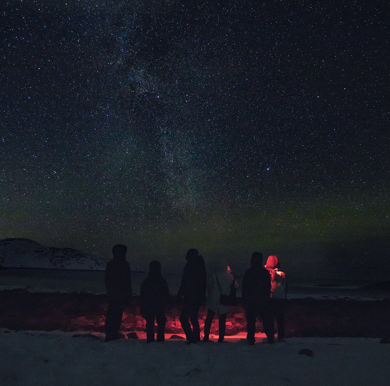 在Teriberka的那几夜的KP值都很低,0.67左右,肉眼只能看到天空中一道泛白的光带,3s的曝光可以隐约看到绿色的极光,其实来个30s的长时间曝光应该是可以拍到明显的极光的,但是觉得不那么带劲。