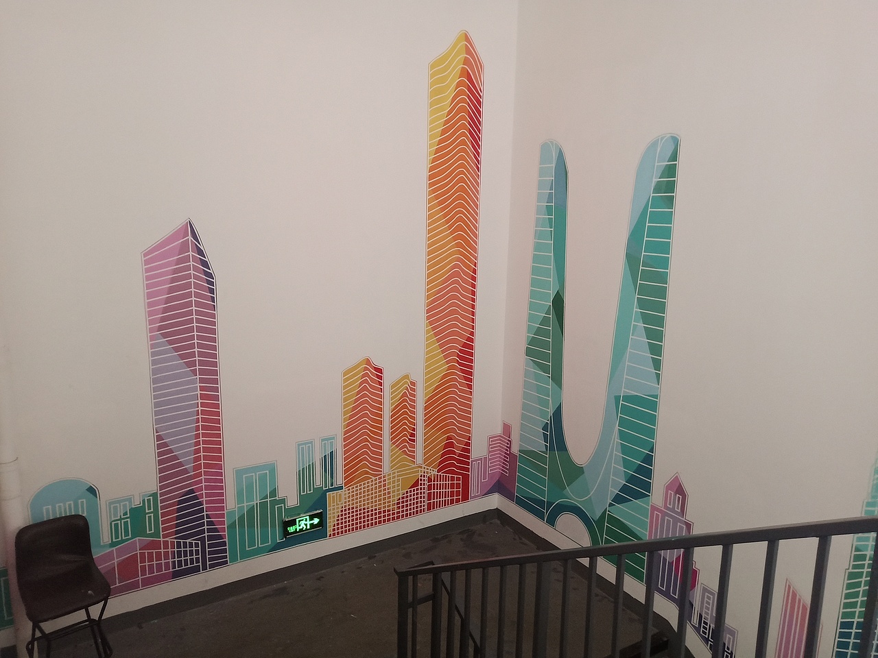 昆明绿地中心楼梯走道墙体彩绘——绿地全国地标建筑