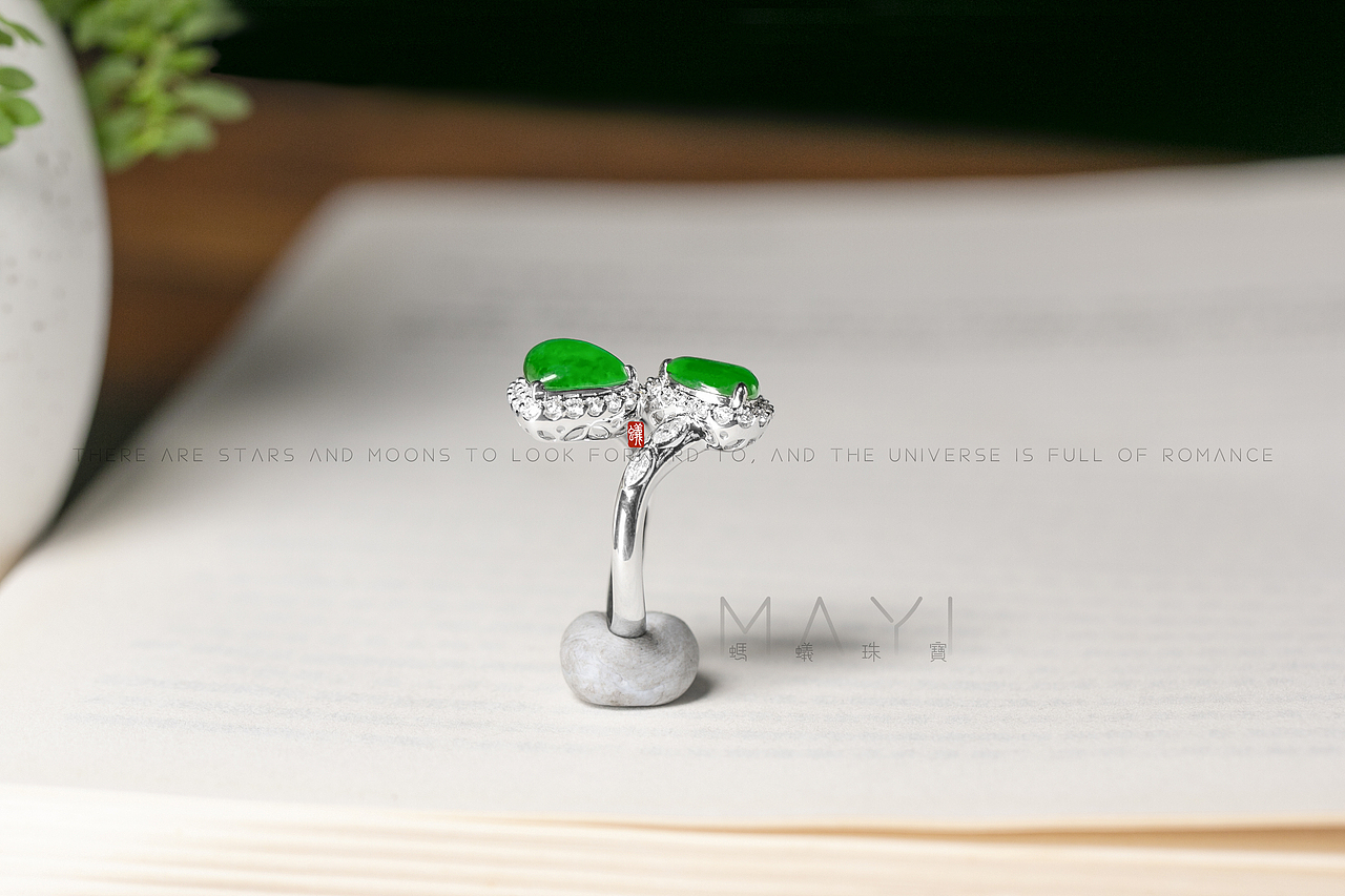 蚂蚁珠宝·个人吊坠| 三角蛋面戒指 18K金镶嵌翡翠&钻石