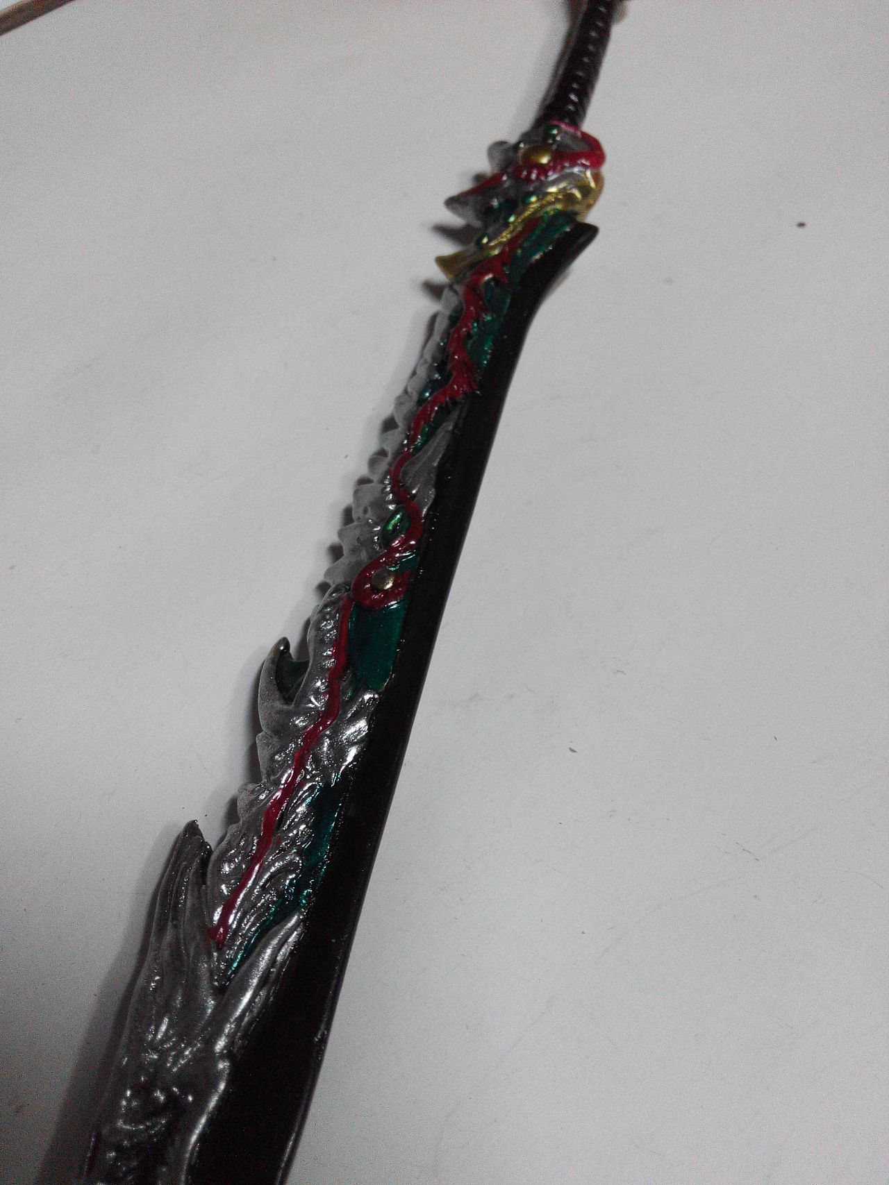 刀身覆盖以恶龙骸骨为支架,黑色锐锋吞噬鲜血与生命,刀颚金色龙核魔心