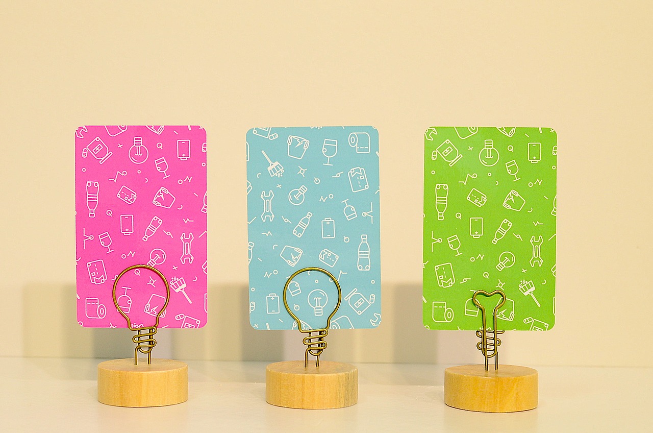 扑克三色背面 气色活泼 与三个分类标识颜色相呼应。儿童也可以使用 从小对垃圾分类潜移默化