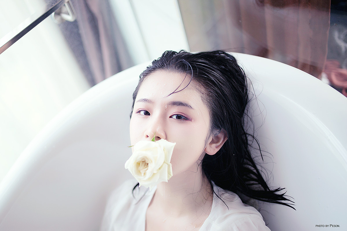 任泪水一滴滴滑落,打湿脸颊,不去擦拭,直到风干.