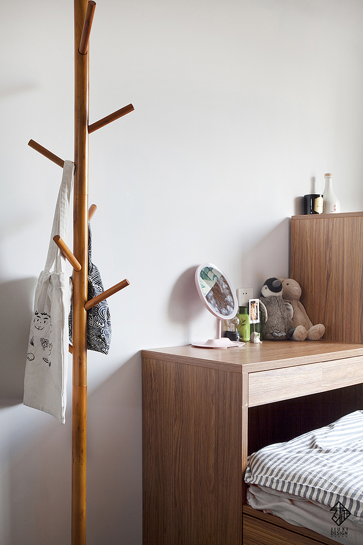 小巧的原木色衣架,可以随意挂一些包包,不占用太多空间,也有很好的装饰性。