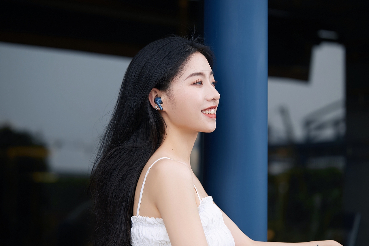 OPPO Enco X蓝色外拍图赏 模特:叶子