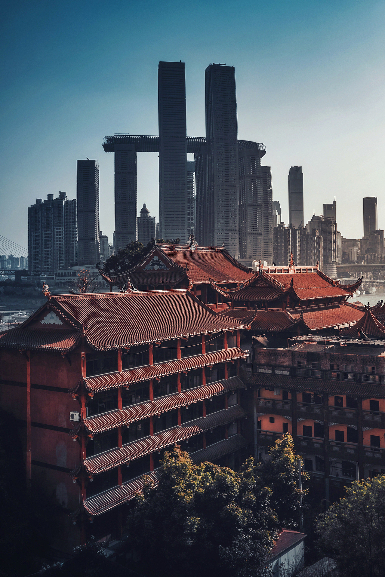 古往今来 br>重庆千佛寺,古老的建筑与背后的朝天门来福士结合,有种